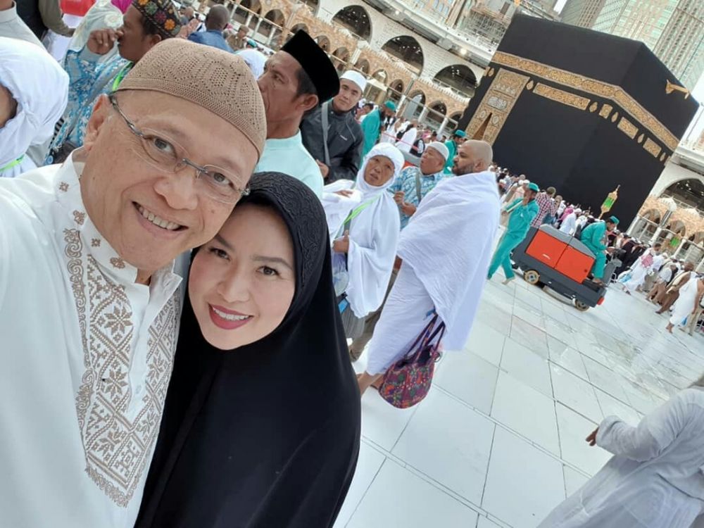 Sering Pamer Kemesraan, Ini 10 Potret Romantis Mario Teguh & Istri