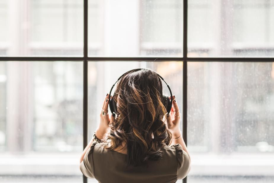 4 Cara Menghilangkan Malu Mendengar Suara Sendiri