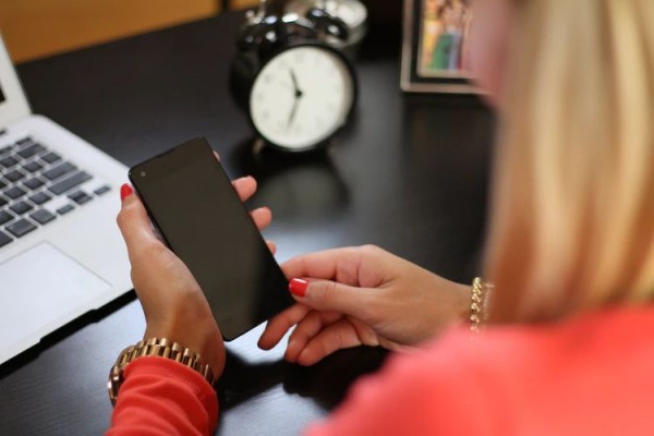 Ingat! Berada di 5 Tempat ini Haram Hukumnya Mengeluarkan Smartphone