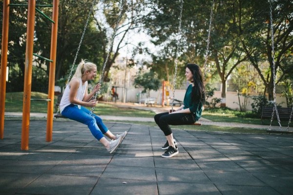 5 Hal yang Pasti Kamu Rasakan Ketika Punya Teman Pendengar yang Baik