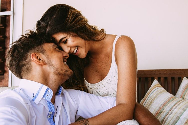 5 Kalimat yang Mesti Dibisikkan ke Diri Sendiri Saat Memulai Hubungan