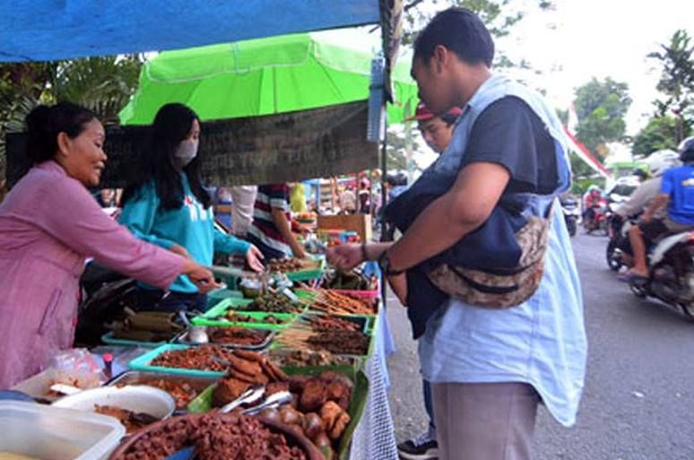 Awal Ramadan, BBPOM Cek Kelayakan Bahan Takjil di Pasar Makassar