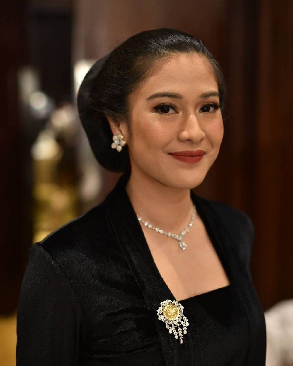 Pernah Memerankan Kartini, Ini 10 Potret Dian Sastro Berbusana Daerah