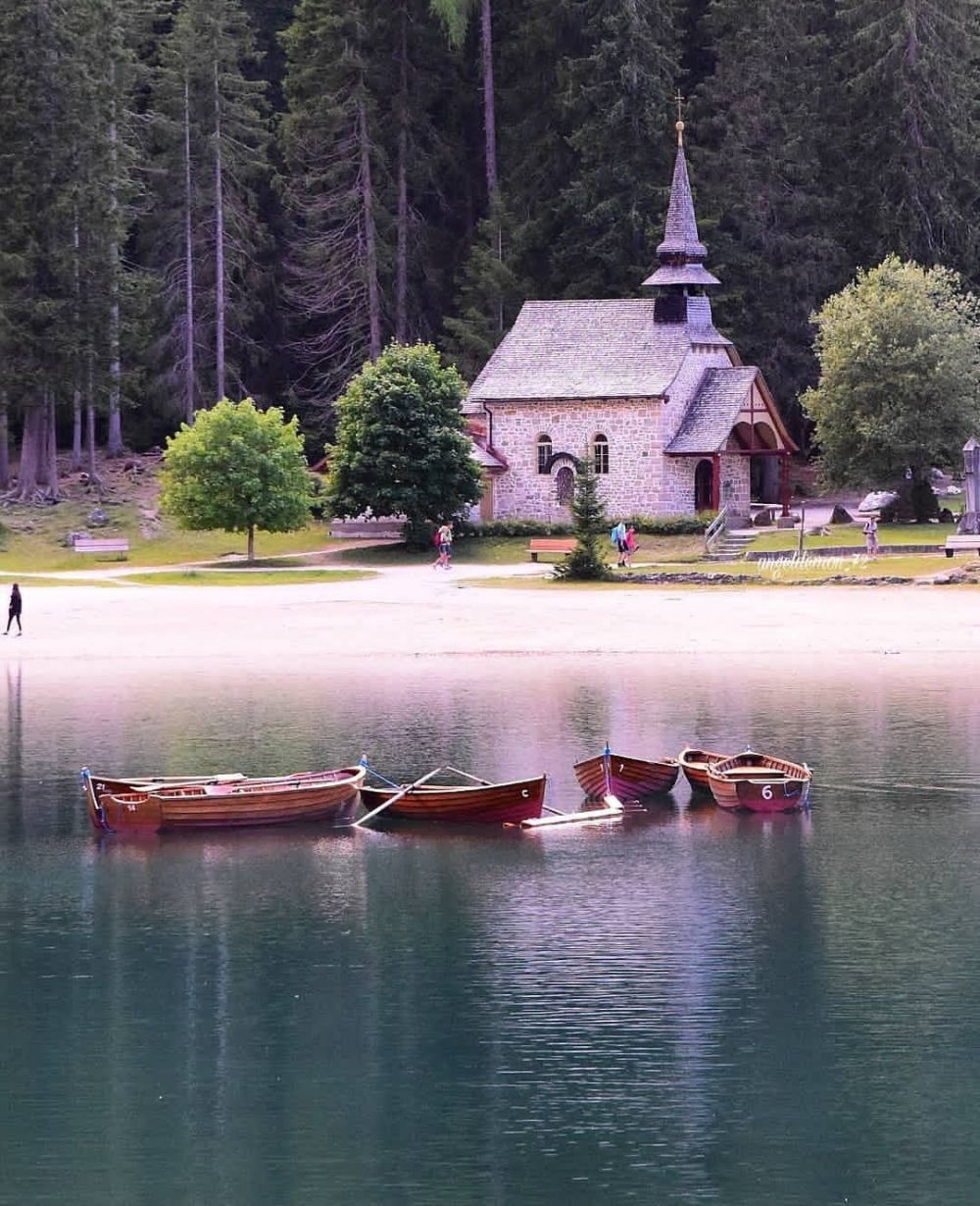 10 Potret Pragser Wildsee di Italia, Bisa Jadi Bucket List-mu Nih!