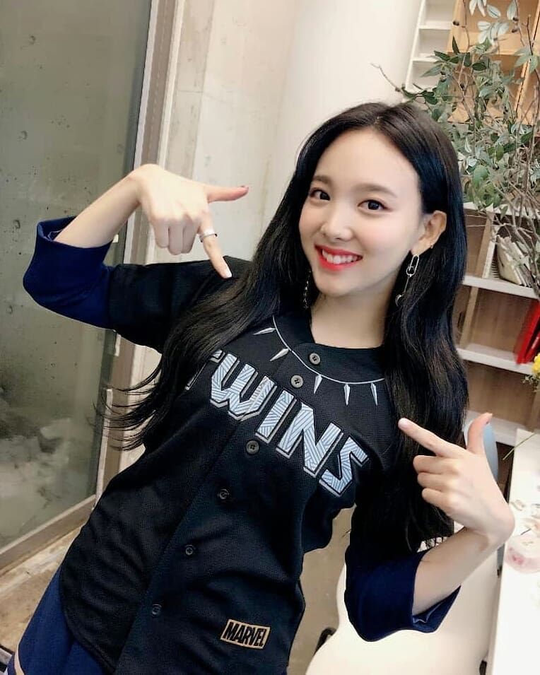 Imut Menggemaskan 15 Potret Nayeon TWICE Pamer Gigi  