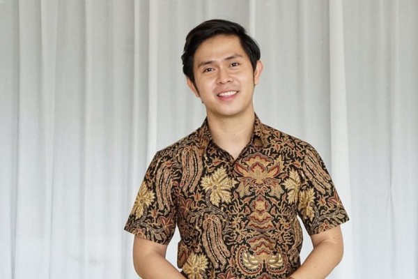 10 Penyanyi Pria Indonesia Makin Tampan Pakai Batik Manly 