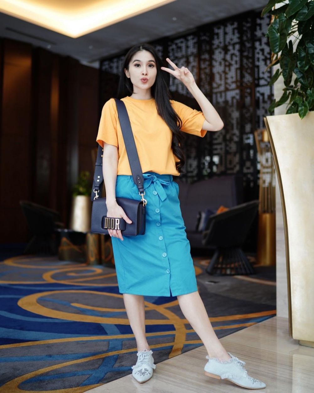 Formal dan Santai, 9 OOTD Sandra Dewi Ini Siap Bikin Kamu Awet Muda!