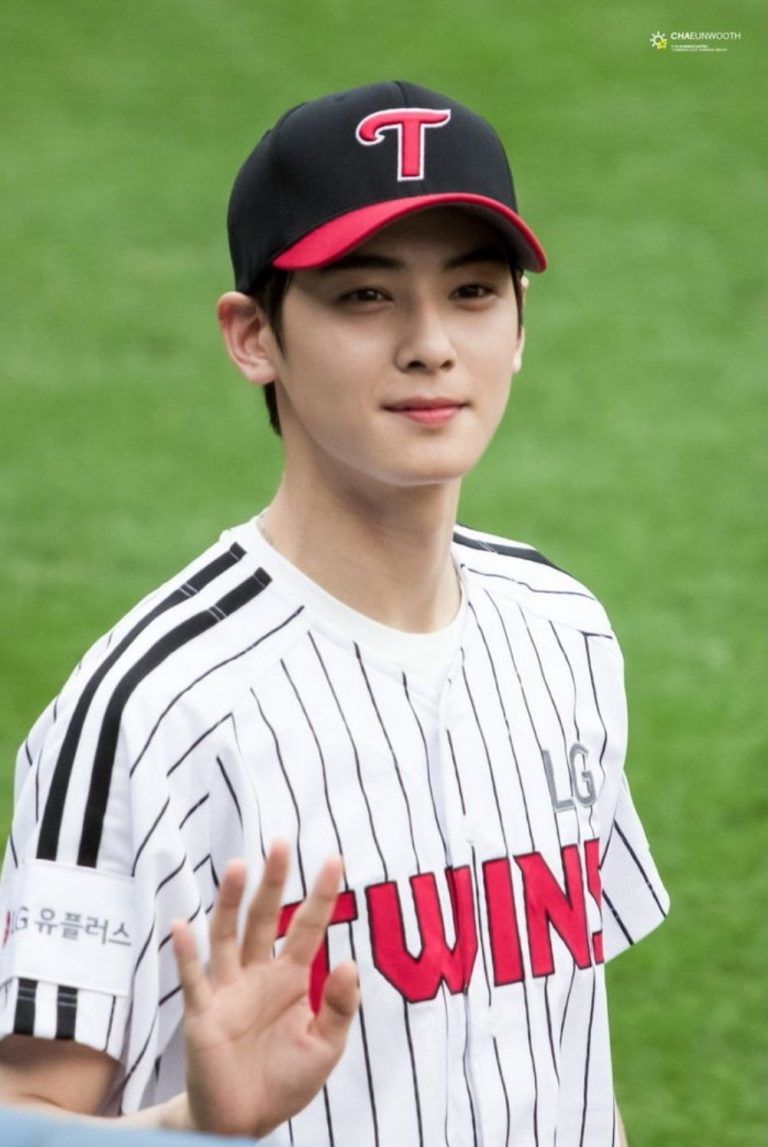 6 Idol KPop yang Tampil Menawan dengan Pakaian Baseball, Cool Abis!