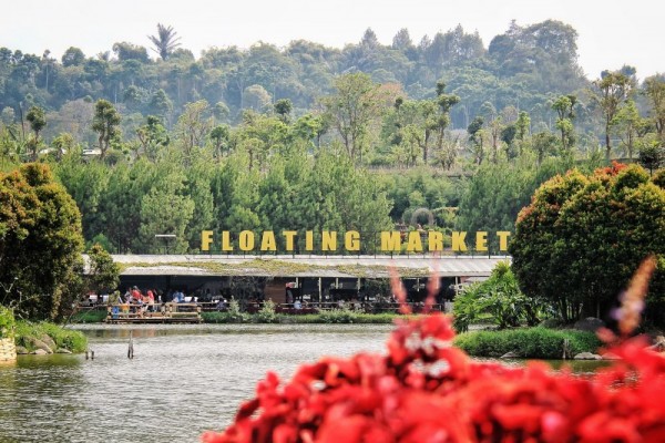 Objek Wisata Floating Market Lembang