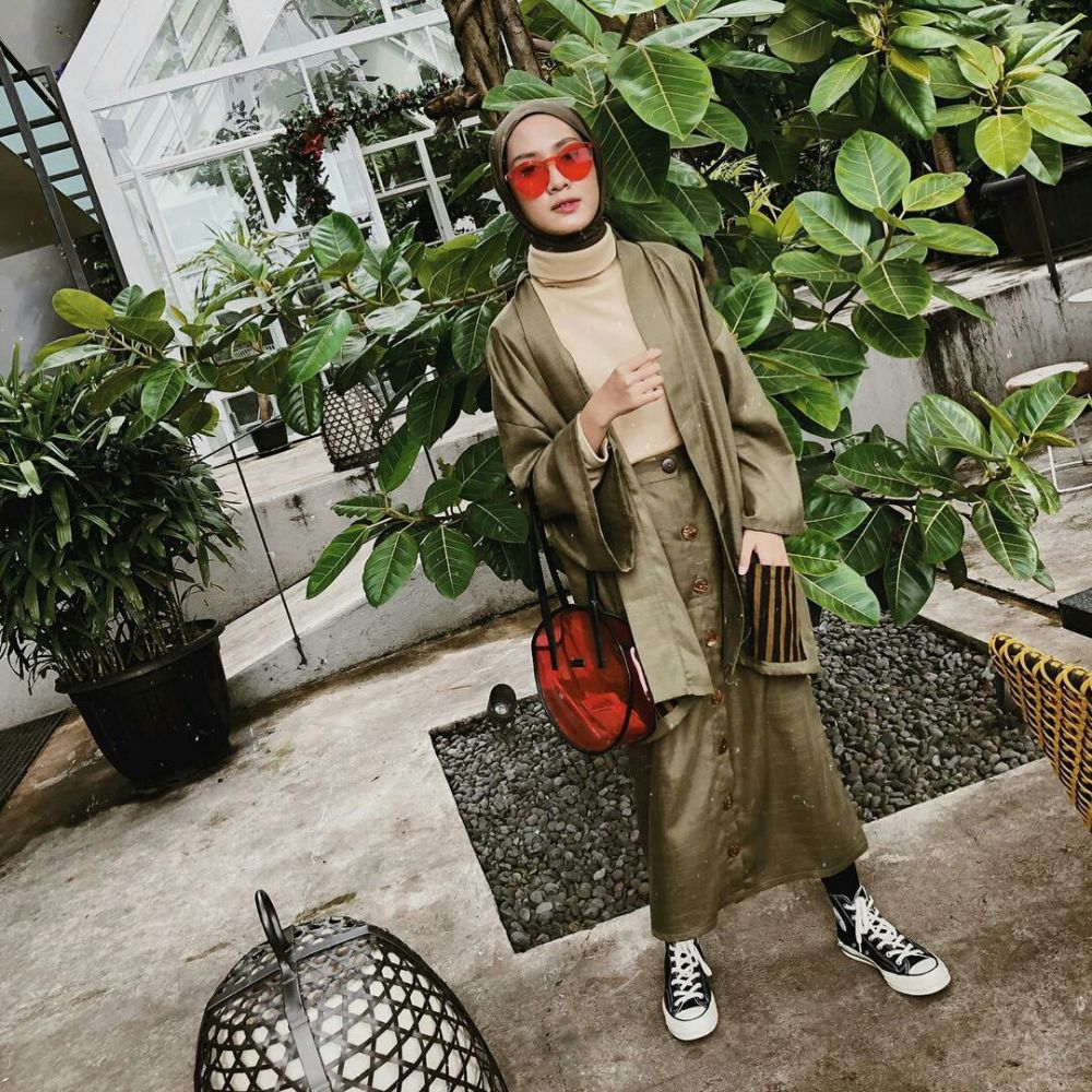 10 Inspirasi Style Hijab dengan Button Skirt, Menarik & Fashionable!