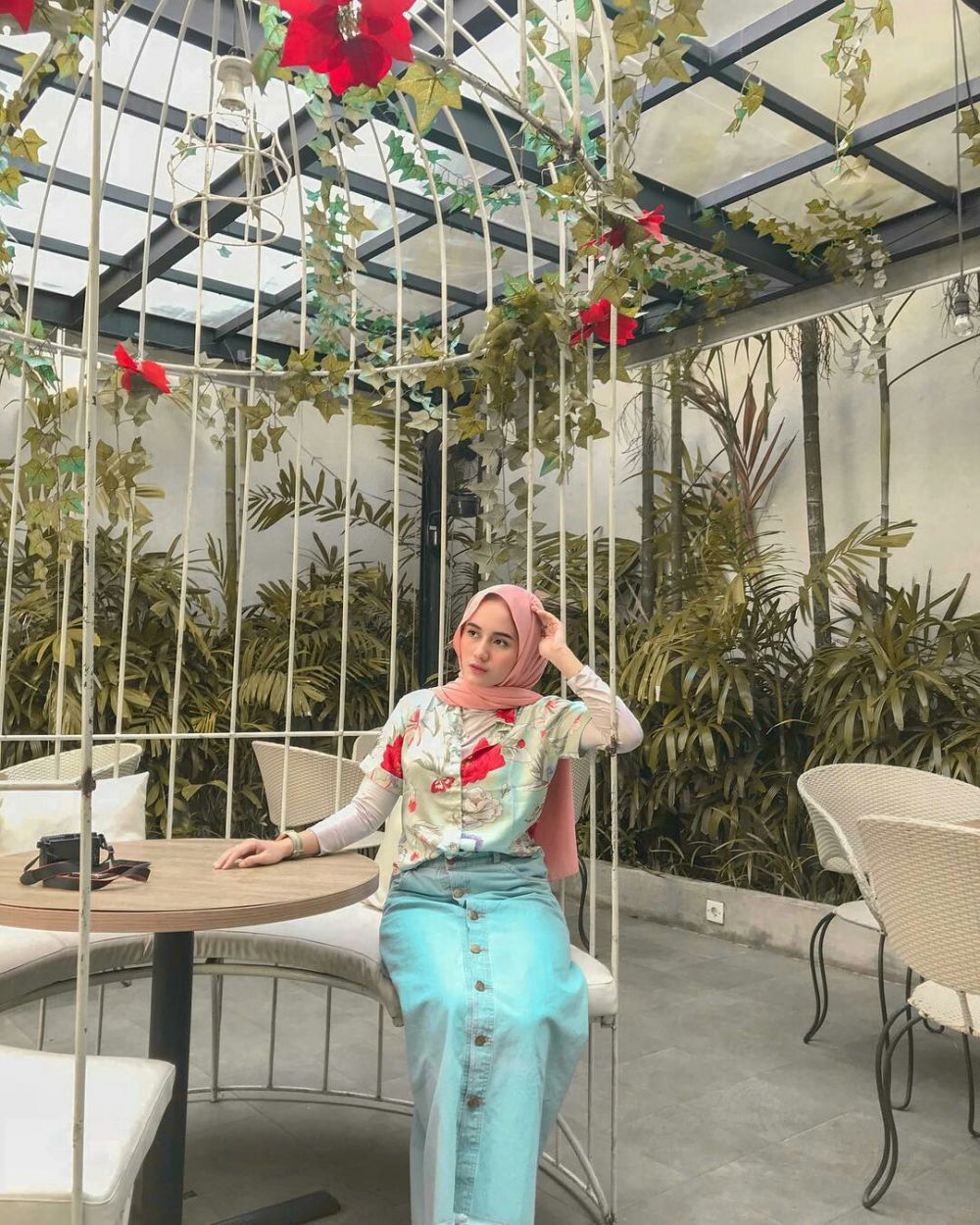 10 Inspirasi Style Hijab dengan Button Skirt, Menarik & Fashionable!