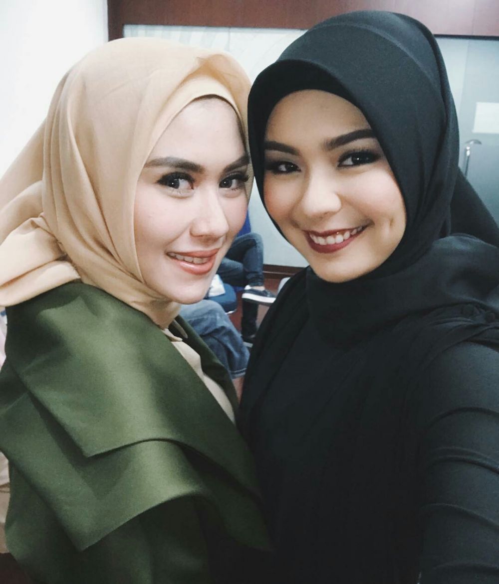 9 Potret Syahnaz Sadiqah Dalam Balutan Hijab, Memesona Banget!