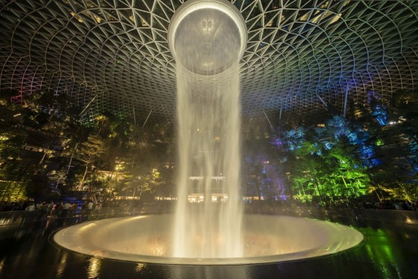 Ini Penampakan Air Terjun Indoor Tertinggi di Dunia, Bikin Takjub!