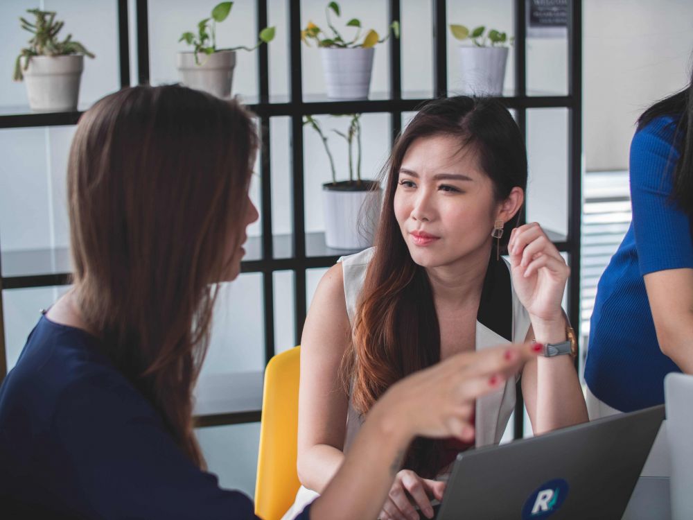 Gak Suka Menggosip, Ini 5 Keseruan Berteman dengan Pemilik Darah AB
