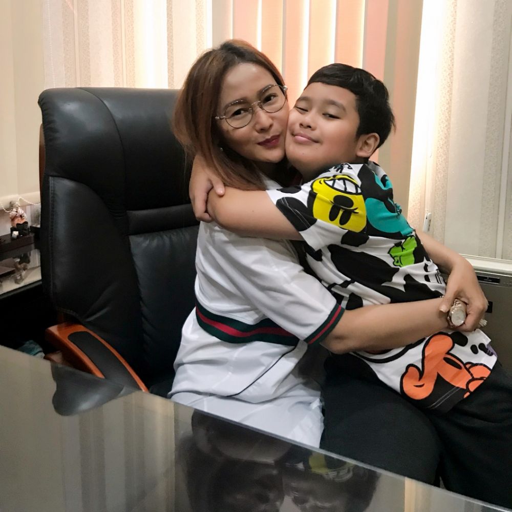 10 Momen Hangat Inul  Daratista dan  Anak  Penuh Kasih Sayang