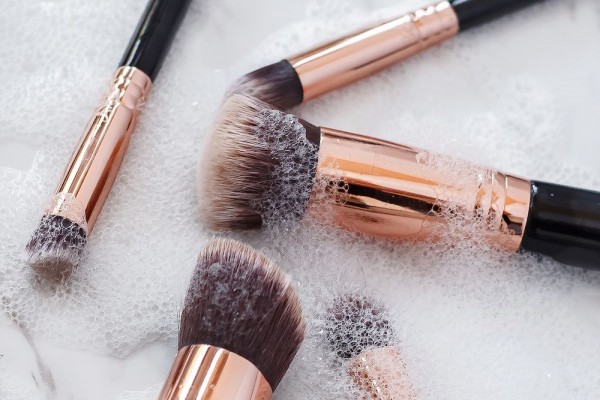 5 Kesalahan Besar yang Sering Dilakukan Saat Mencuci Brush Makeup