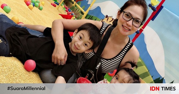 Jarang terekspos, 10 potret kedekatan kinaryosih dengan kedua anaknya