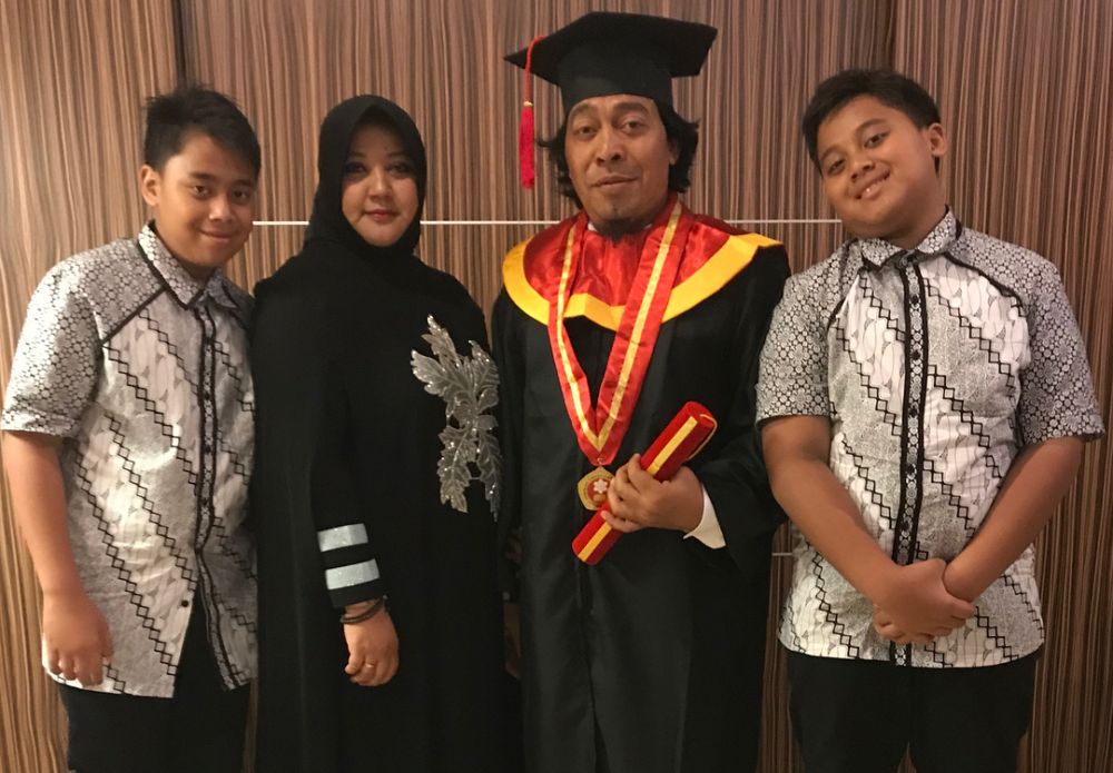 10 Potret Anak Kembar Komeng yang Jarang Terekspos