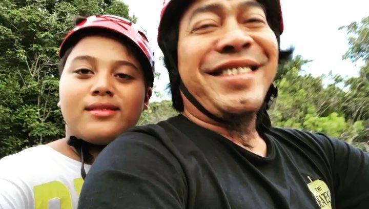 10 Potret Anak Kembar Komeng yang Jarang Terekspos