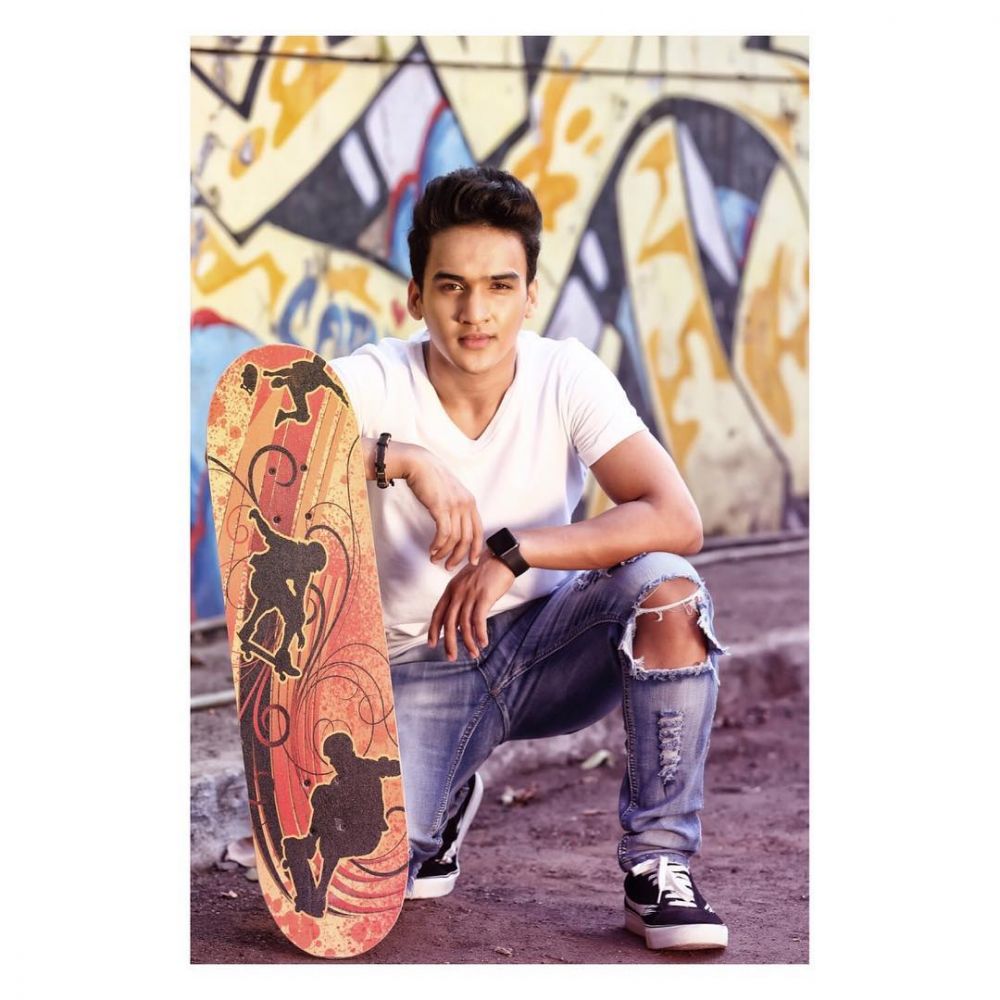 10 Gaya OOTD Kece Ala Faisal Khan, Pemeran Mahaputra