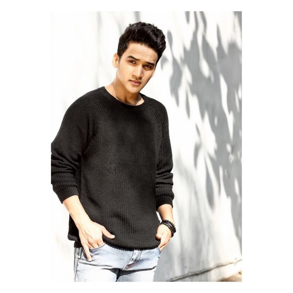 10 Gaya OOTD Kece Ala Faisal Khan, Pemeran Mahaputra