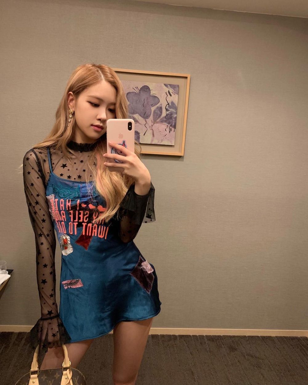 9 Ide Berpose Ala Rose BLACKPINK Saat Berfoto