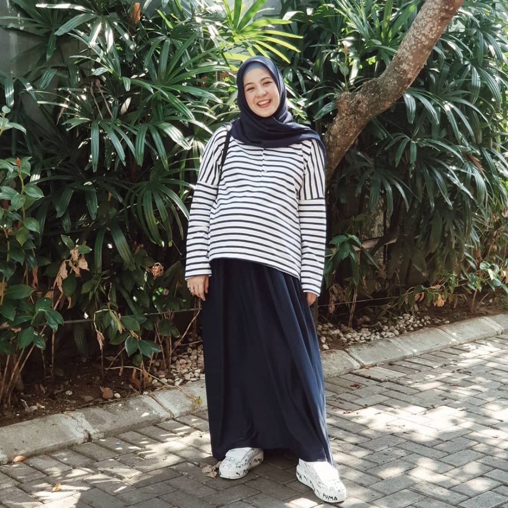 10 Gaya OOTD  Hijab  Kasual ala Natasha Rizky Anti Ribet 