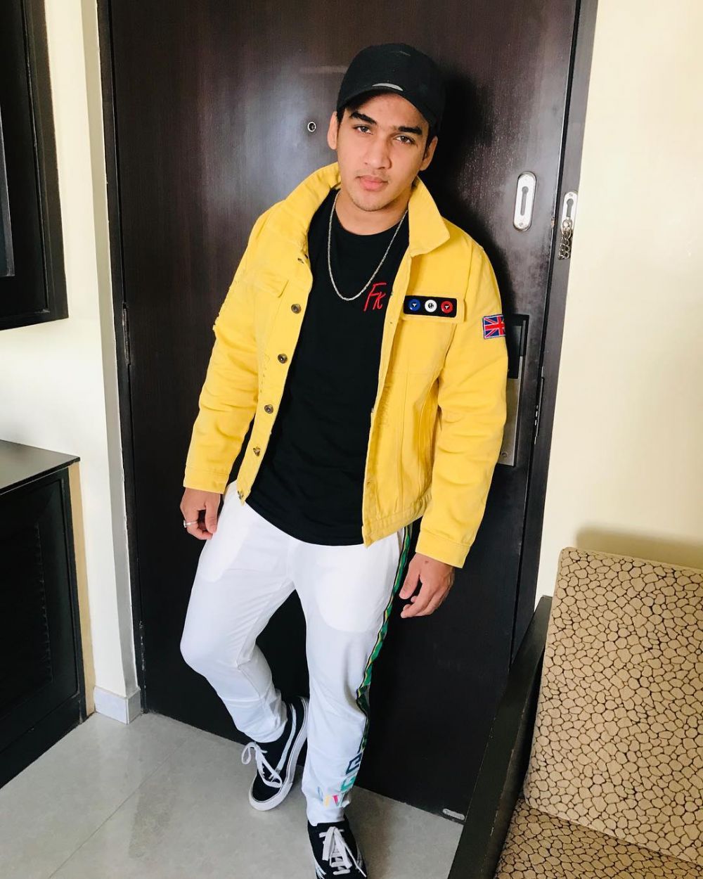 10 Gaya OOTD Kece Ala Faisal Khan, Pemeran Mahaputra