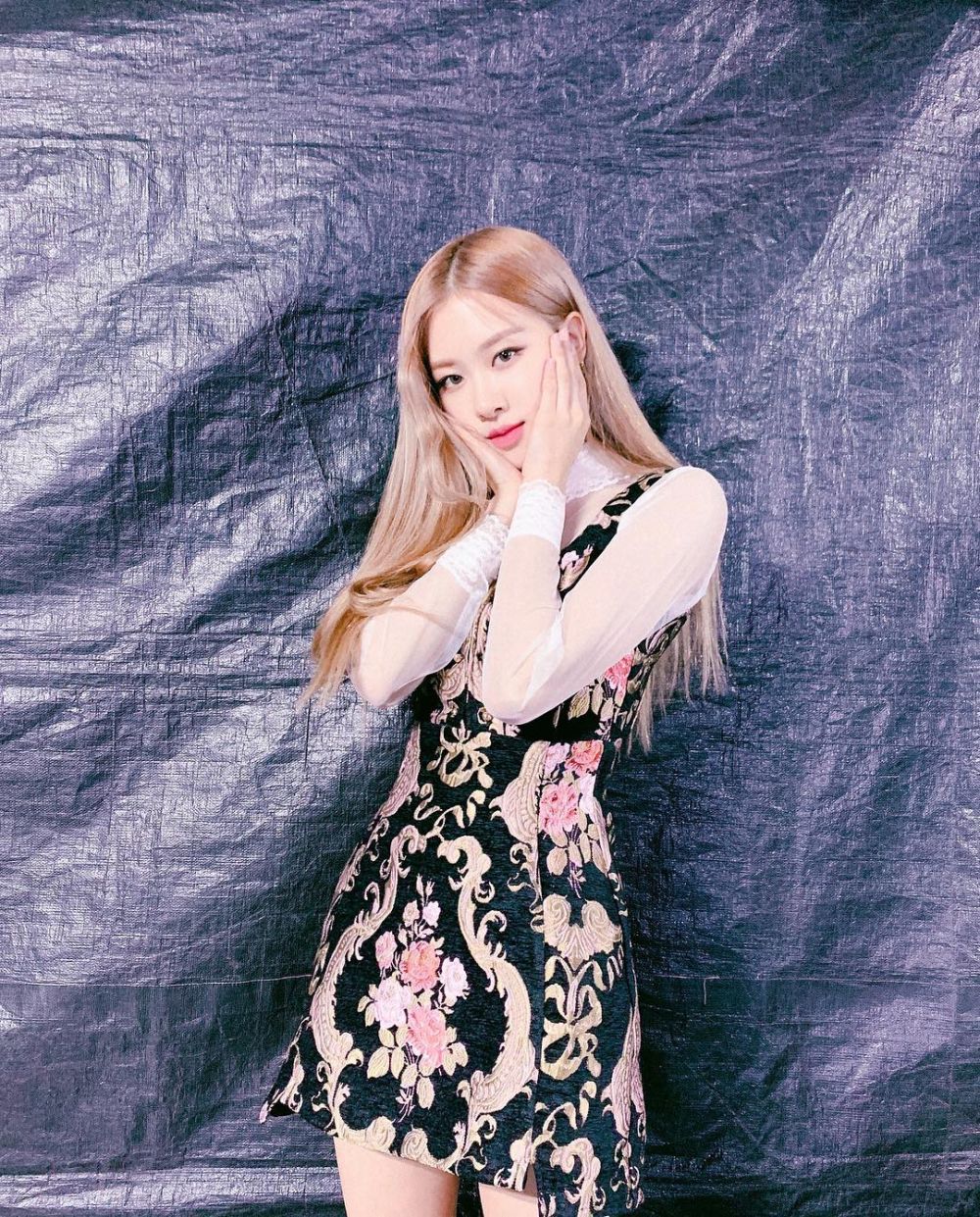 9 Ide Berpose Ala Rose BLACKPINK Saat Berfoto