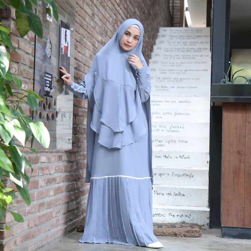 8 Gaya Outfit Hijab Syar’i ala Shireen Sungkar, Buat Lebaran Nih!