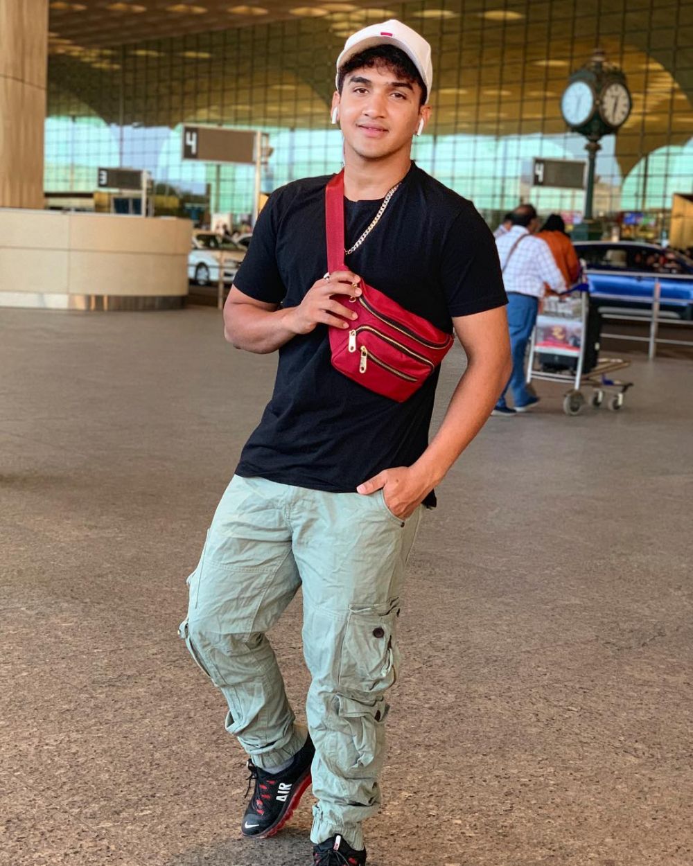 10 Gaya OOTD Kece Ala Faisal Khan, Pemeran Mahaputra