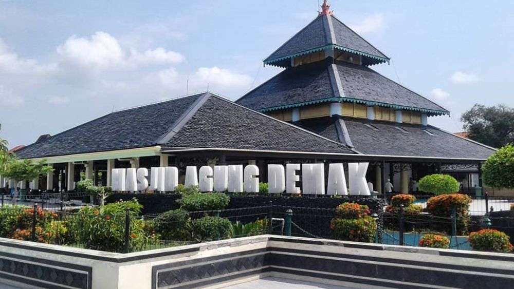 5 Masjid Bersejarah Di Pulau Jawa, Yuk Wisata Religi!