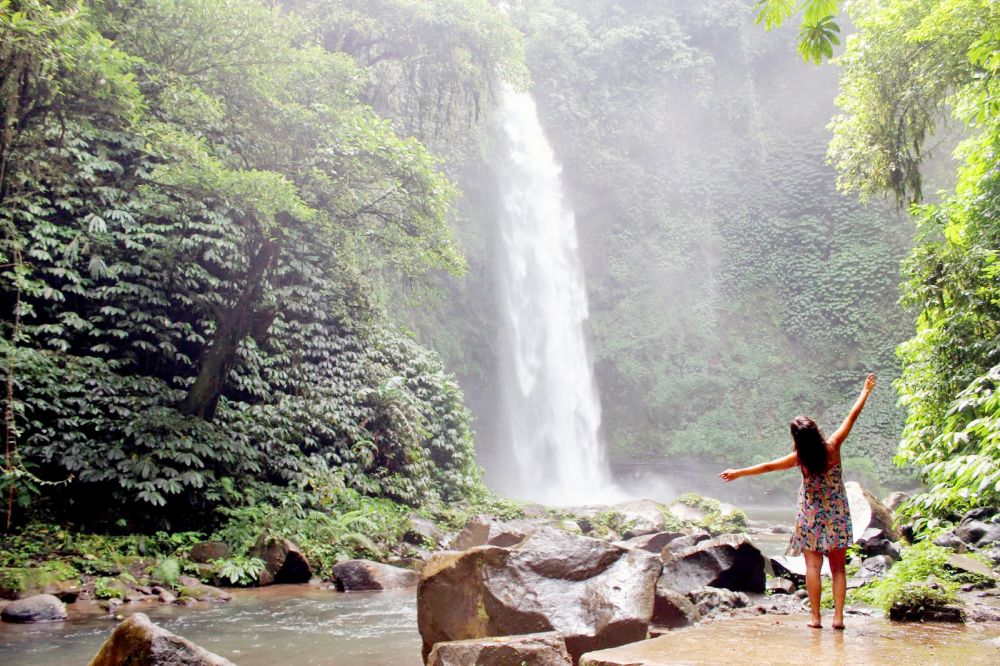 8 Tips Liburan Aman ke Air Terjun Ketika Musim Hujan