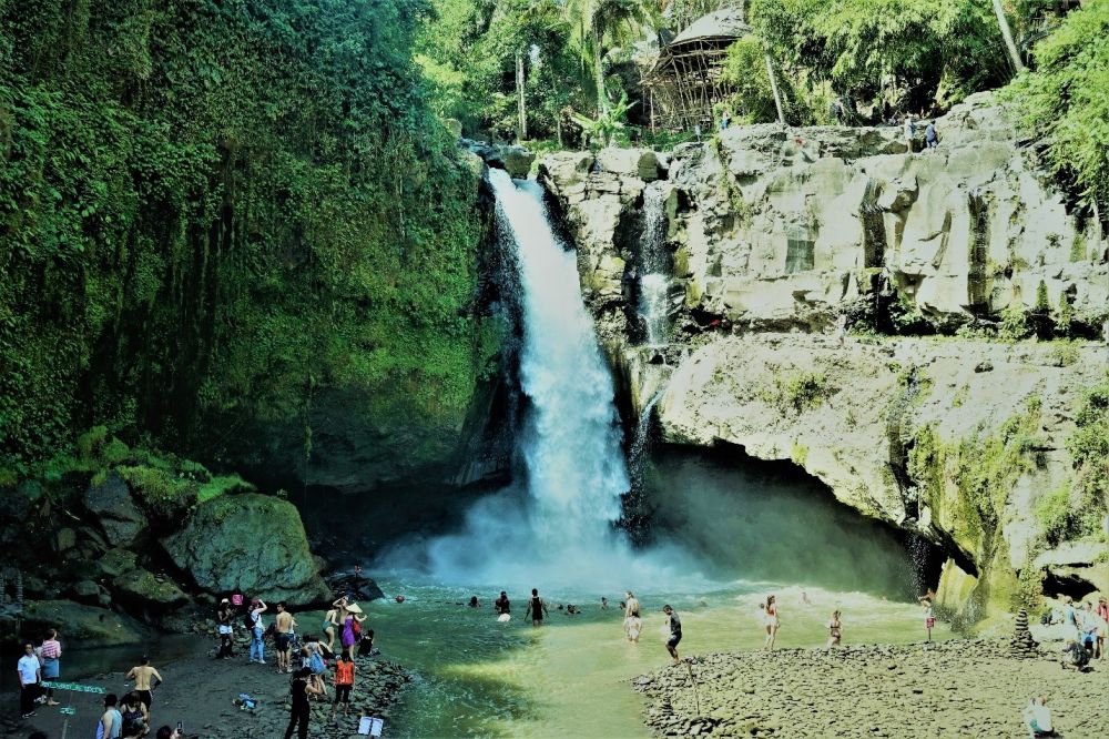 8 Tips Liburan Aman ke Air Terjun Ketika Musim Hujan