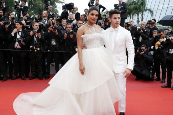 Priyanka Chopra dan 10 Aktris Bollywood yang Punya Pasangan Brondong
