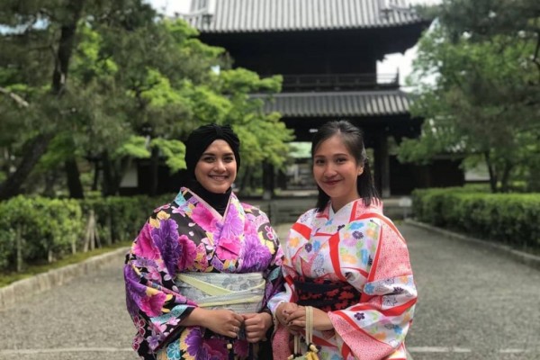 10 Gaya Eva Julianti, Presenter yang Tampil Modis dengan Hijabnya