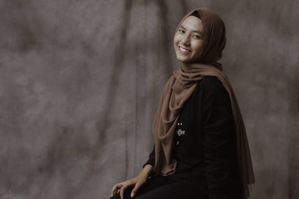 10 Potret Feby Putri Selebgram Hijab Bersuara Emas Na