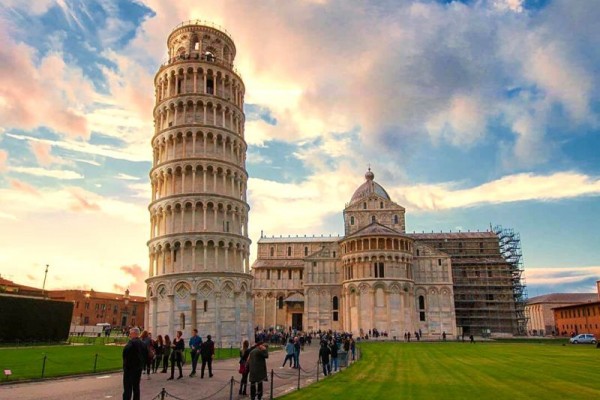the tower of pizza in italy