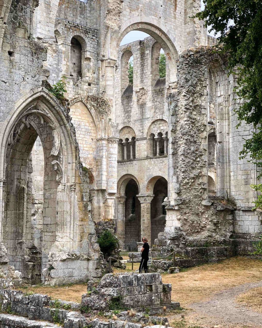 10 Tempat Terbengkalai yang Kini Jadi Spot Wisata Reruntuhan Eksotis