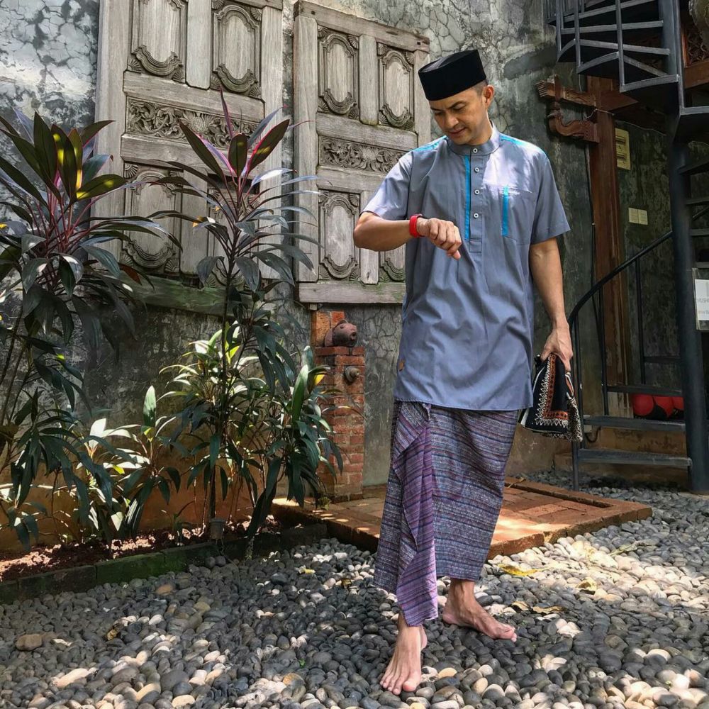 10 Inspirasi Sarung Lebaran Ala Anjasmara, Keren Untuk Salat Ied