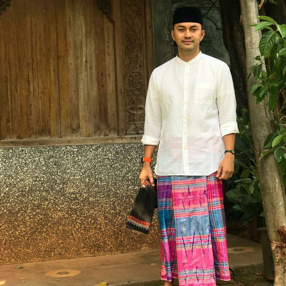 10 Inspirasi Sarung Lebaran Ala Anjasmara, Keren Untuk Salat Ied