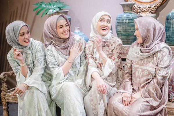 Beda Agama, 5 Artis Ini Tetap Akrab dan Kompak dengan Kakak-Adiknya!