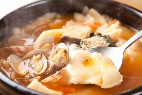 5 Langkah Buat Kimchi Sujebi Yuk, Sup Mie Sobek Ala Korea