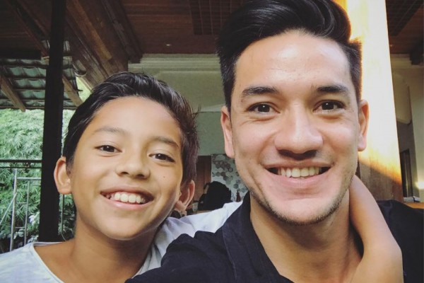 10 Potret Andrew White dengan Putranya, Gayanya Kompak Banget