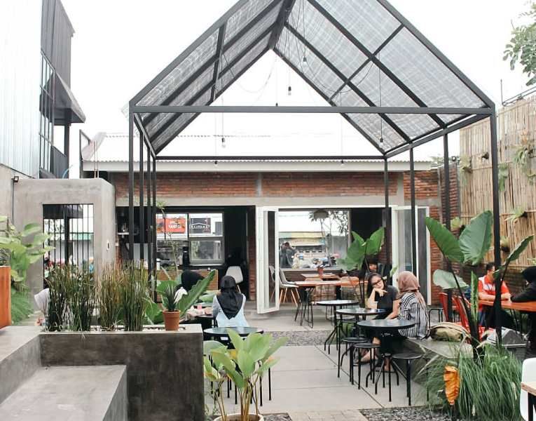 10 Cafe di Malang  dengan Spot Taman yang Adem dan 