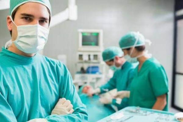 Ini Alasan Dokter Memakai Baju Warna Hijau Saat Operasi Pasien