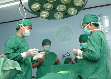 Ini Alasan Dokter Memakai Baju Warna Hijau Saat Operasi Pasien