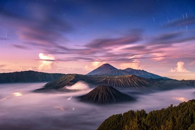 5 Gunung Unik Kebanggaan Indonesia yang Harus Kamu Daki, Indah Banget!