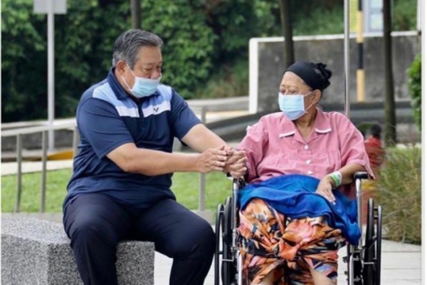 SBY Tulis Memoar 4 Bulan Perjuangan Ani Yudhoyono Melawan Kanker
