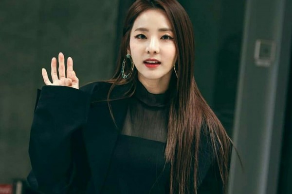 Tampil Memesona, Ini 10 Harga Outfit Sandara Park di Acara StageK